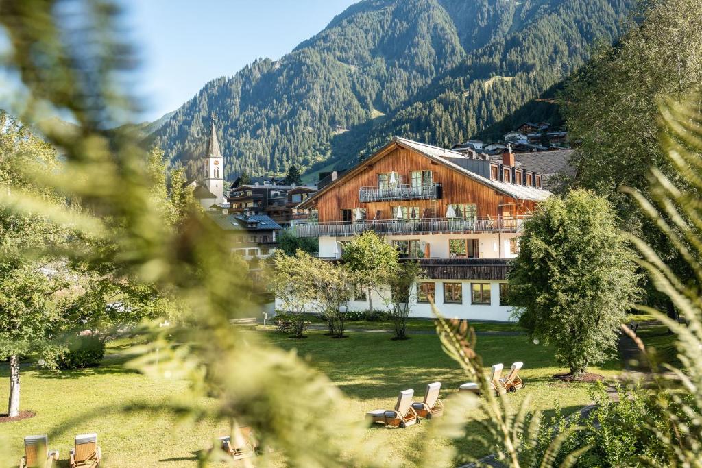 加舒恩Felbermayer Hotel & AlpineSpa-Montafon的一座拥有大建筑和山脉的度假村