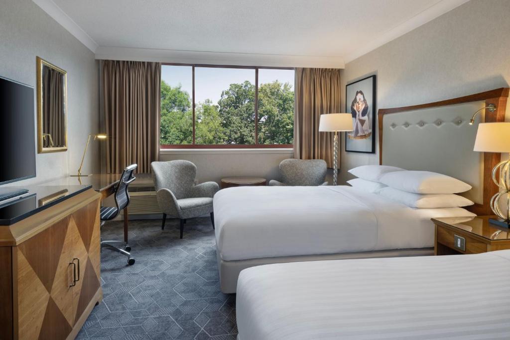 史云顿Delta Hotels by Marriott Swindon的酒店客房设有两张床和电视。