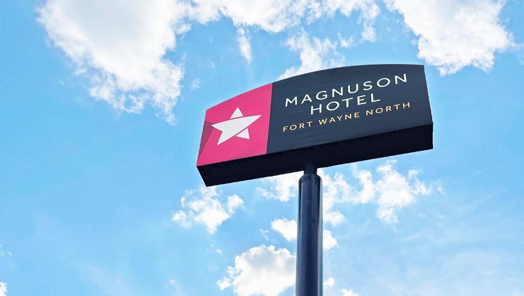 韦恩堡韦恩堡-体育馆马格努森酒店的蒙希顿酒店酒后之夜的标志