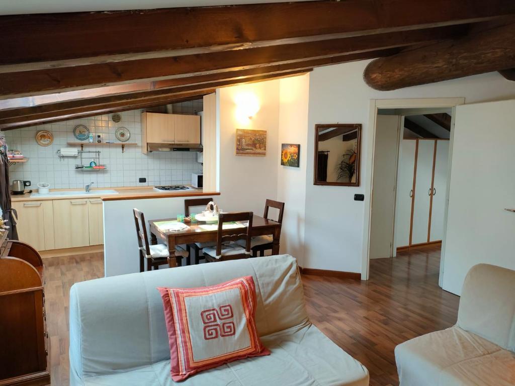 米兰Unique, bright loft chalet style with free private parking - Sandhouses的一间带白色沙发的客厅和一间厨房