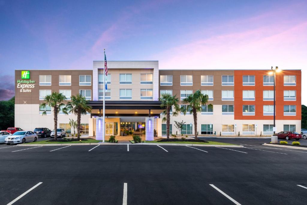 格林维尔Holiday Inn Express & Suites - Greenville - Taylors, an IHG Hotel的酒店前面的一个空停车位