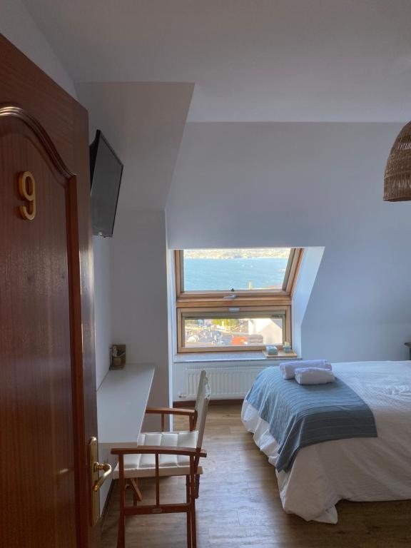 拉科鲁尼亚EL TRASTERO DE PALMERO的一间卧室设有一张床和一个窗口