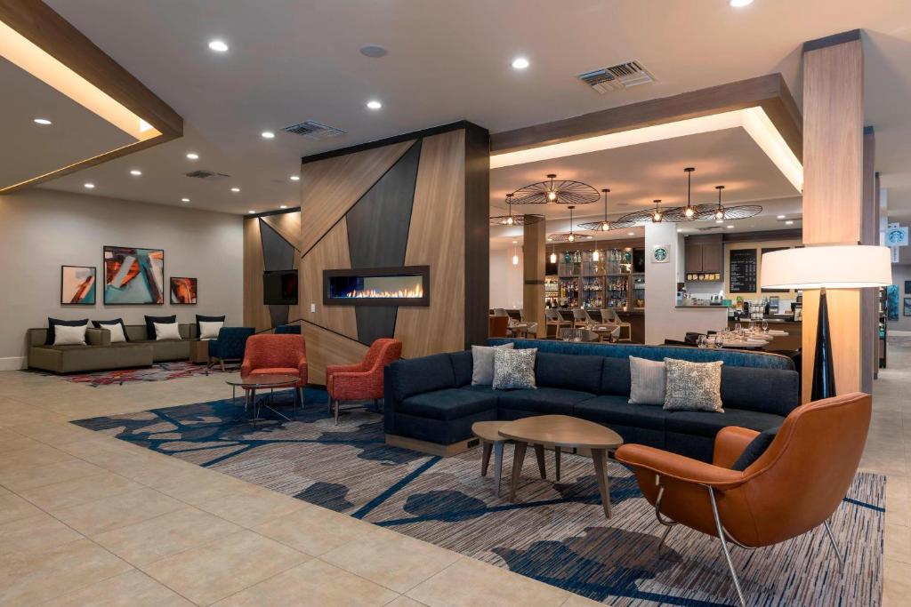 大急流城Sonesta Hotel Grand Rapids Airport的大堂,设有沙发和椅子