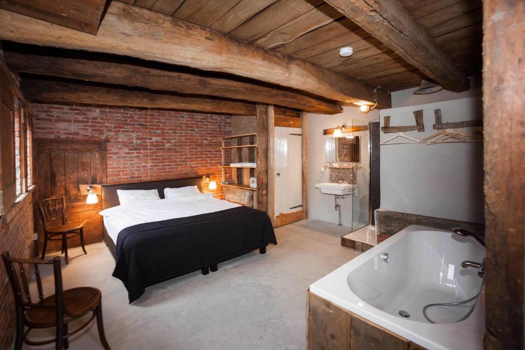 诺格NorgerStee的一间卧室配有一张床和浴缸