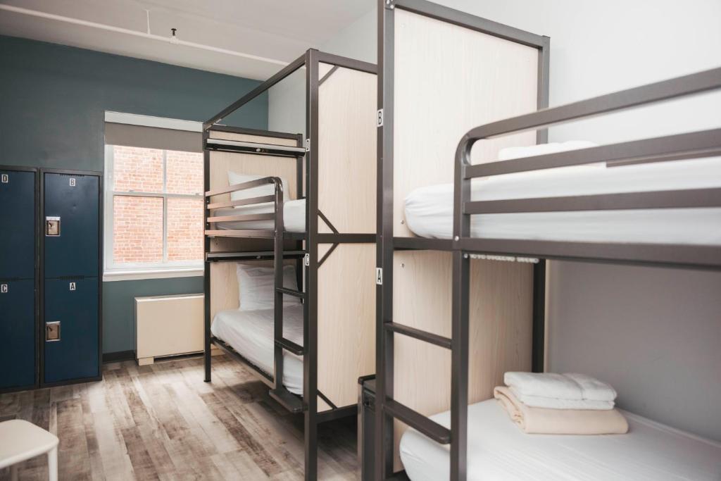 HI New York City Hostel客房内的一张或多张床位