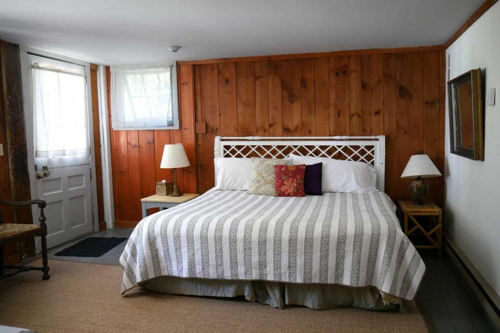 SheffieldRace Brook Lodge的一间卧室配有一张带木墙的大床
