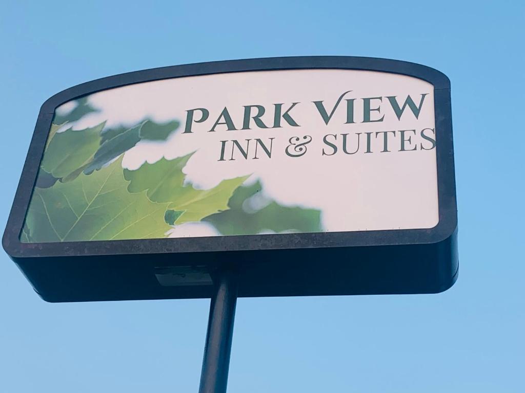 HoisingtonPARK VIEW INN & SUITES的公园景停车标志旅馆及套房