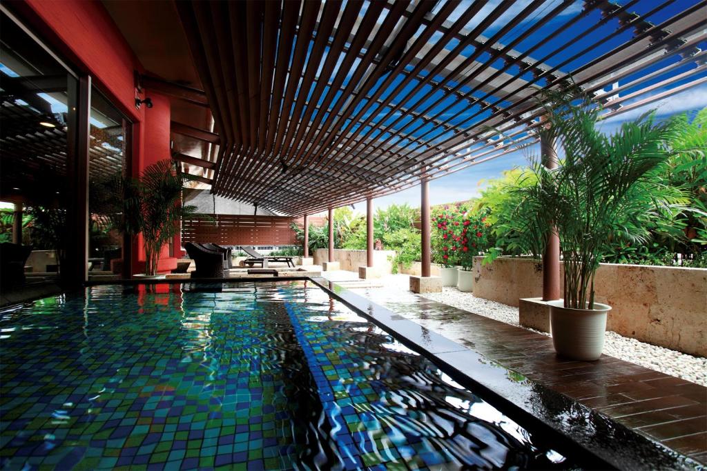 那霸那霸塔度假Spa酒店的游泳池,位于带游泳池的建筑内