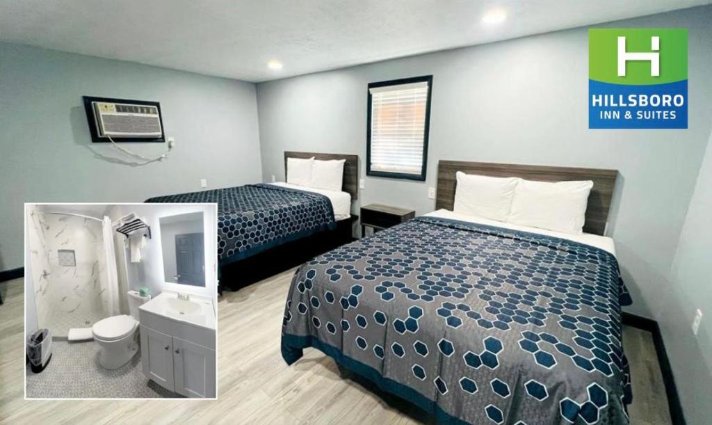 HillsboroHillsboro Inn & Suites的酒店客房带两张床和一间浴室