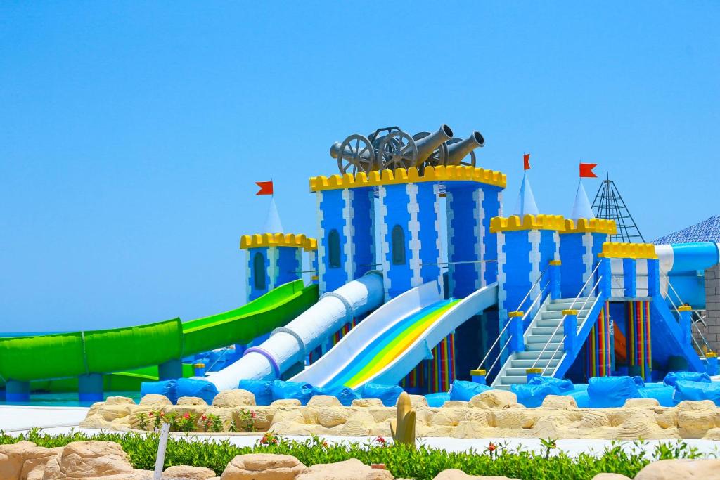 赫尔格达Gravity Hotel & Aqua Park Hurghada Families and Couples Only的一个带水滑梯和水滑梯的水上公园