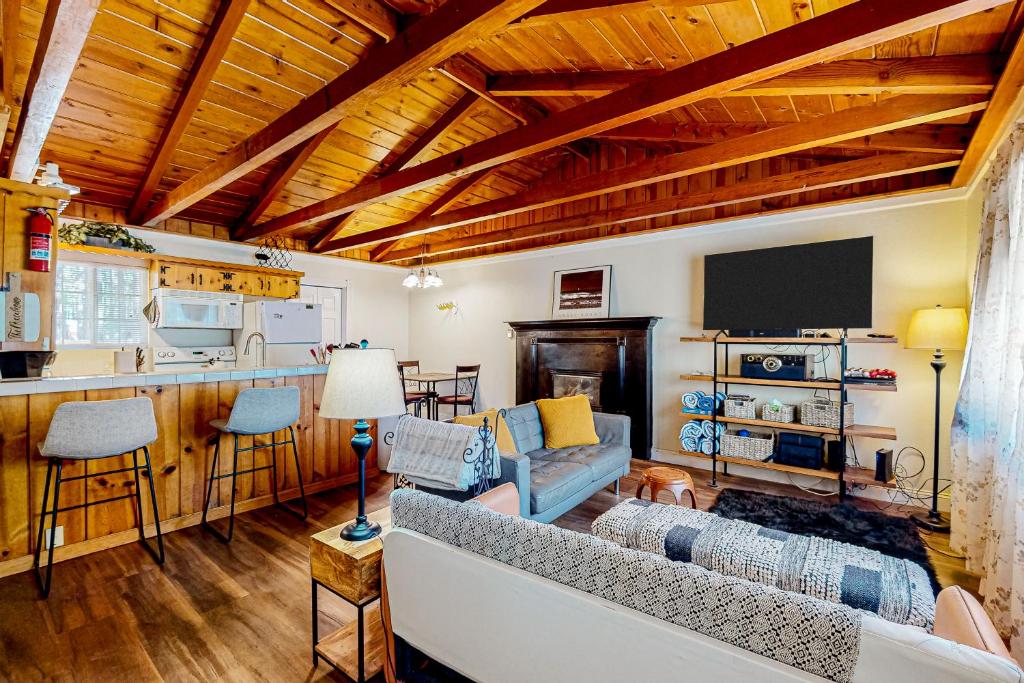 南太浩湖Hounds of Aspen的带沙发和电视的客厅以及厨房。