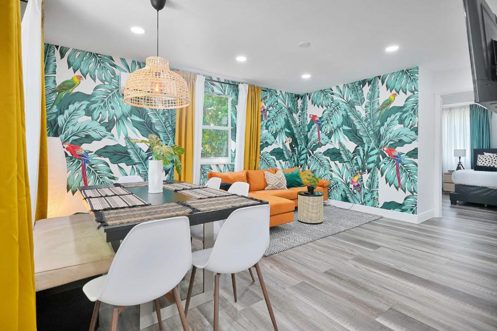 迈阿密Vacay Spot Wynwood Jungle Getaway, Shower Massage jets, BBQ, Patio LED vibes, Prime LOC! 6 blocks away from Bars, Nite Clubs, Res, Shops的一间带桌椅和沙发的用餐室