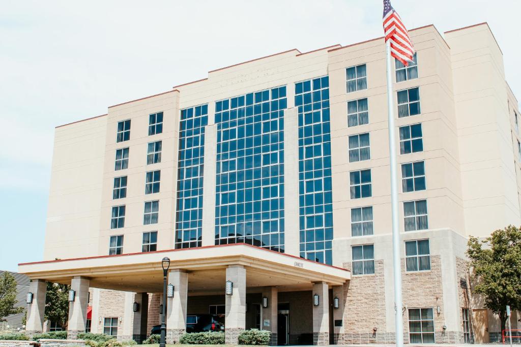 托皮卡Hotel Topeka at City Center的顶层有美国国旗的办公楼