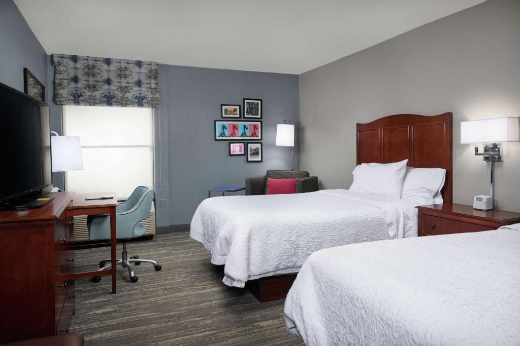 博蒙特博蒙特汉普顿酒店的酒店客房配有两张床和一张书桌