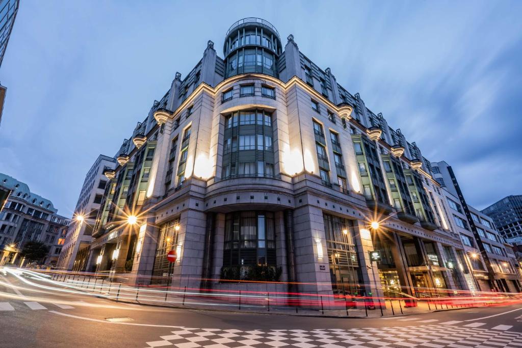 布鲁塞尔Radisson Collection Grand Place Brussels的城市街道上的一个大型建筑