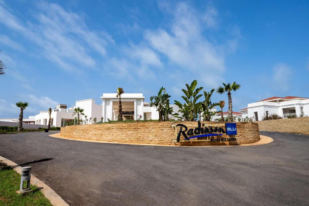 萨伊迪耶Radisson Blu Residences, Saidia的棕榈树屋前的道路