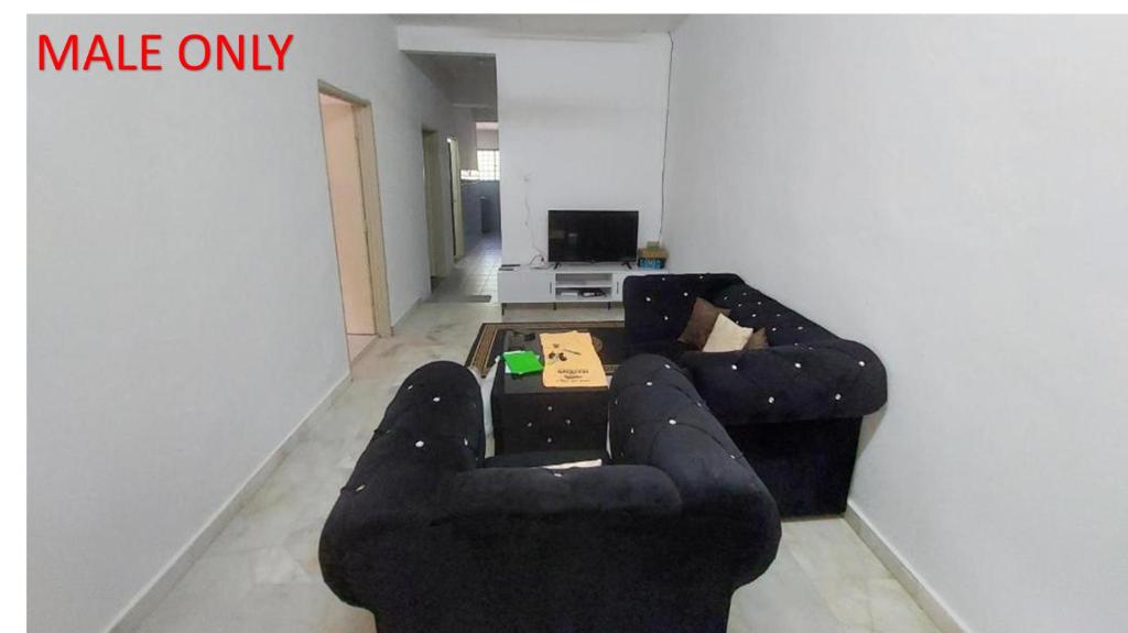 居林Roomstay Fiq的客厅配有一张黑色沙发,设有一张桌子