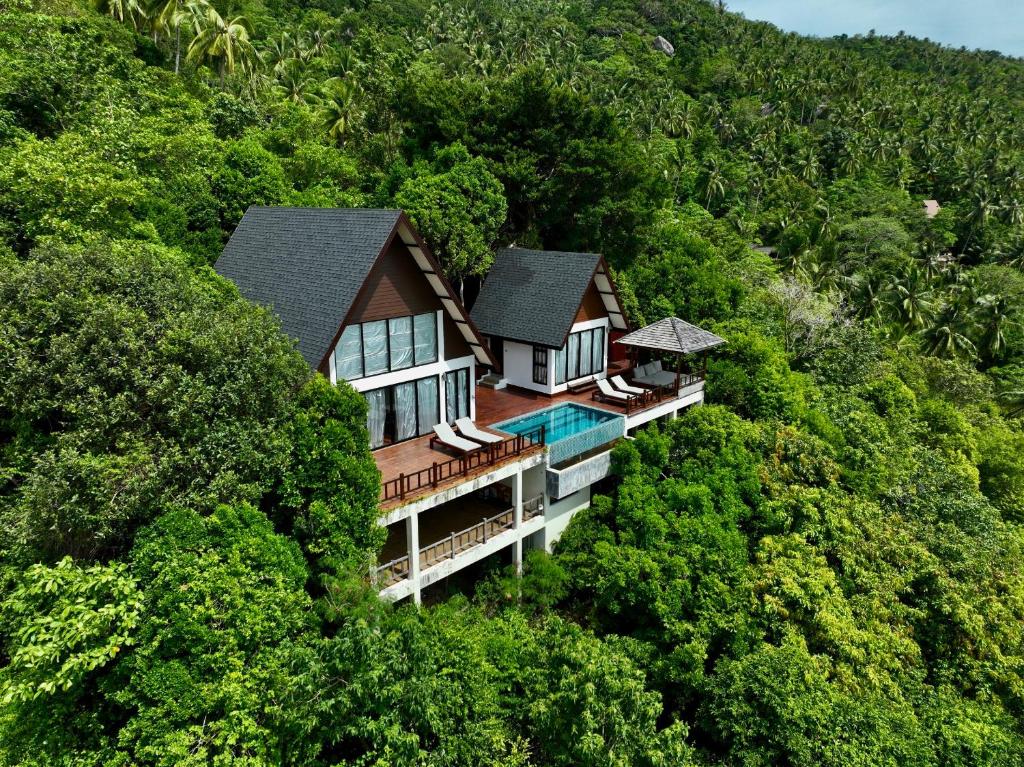 涛岛Taoruna Villa的山中房屋的空中景观