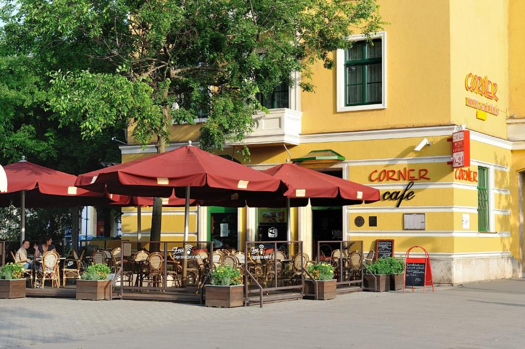 多瑙新城卡瓦哈兹角落酒店的一间带桌椅和遮阳伞的餐厅
