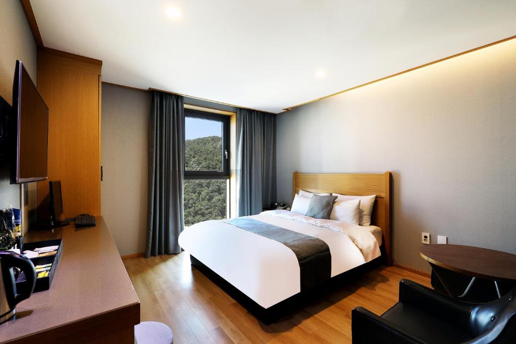 坡州市Paju Golden Hill的酒店客房设有床和窗户。