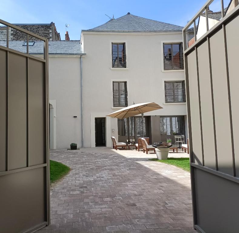 昂热Villa Buffon的通向带庭院的白色建筑的开放式门