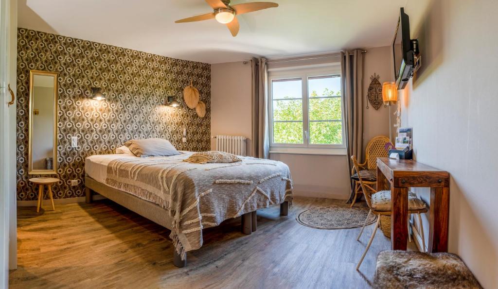 瓦尔瑟里恩河畔贝勒加尔德Hotel-Restaurant Le Sorgia的一间卧室配有一张床和吊扇