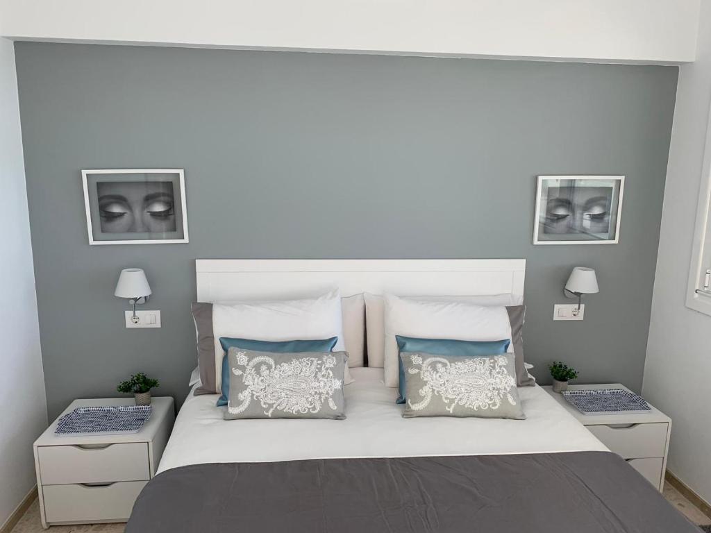 尼格兰Mirando al Mar. Playa America的一间卧室配有一张带2个床头柜的大床