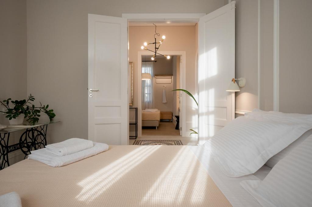 干尼亚Villa Kalliopi的白色卧室设有白色的床和走廊