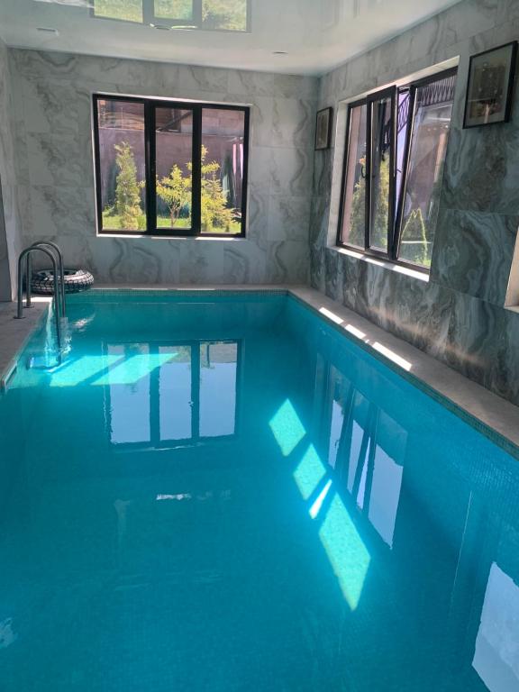 萨克德佐尔镇Harmony Resort的一座蓝色的游泳池