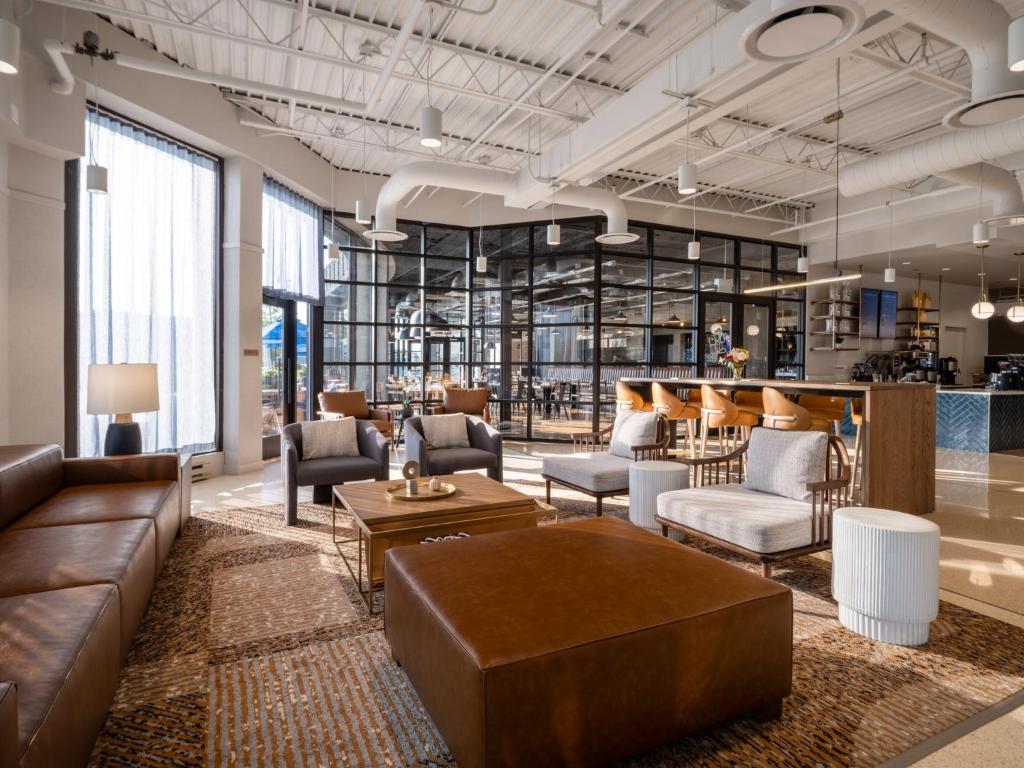 罗斯芒特Staybridge Suites Chicago O'Hare - Rosemont, an IHG Hotel的大堂配有沙发、椅子和桌子