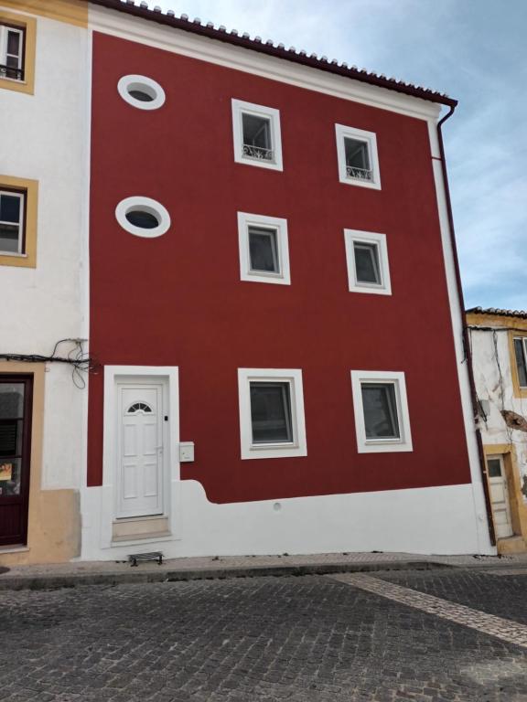 阿布兰特什Casa Ocre Alojamento Local的白色的红色建筑,有白色的门