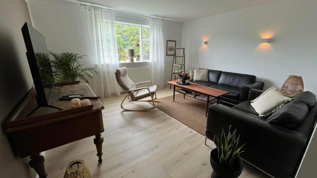 哈纳弗约德尔Heklan的客厅配有沙发和桌子
