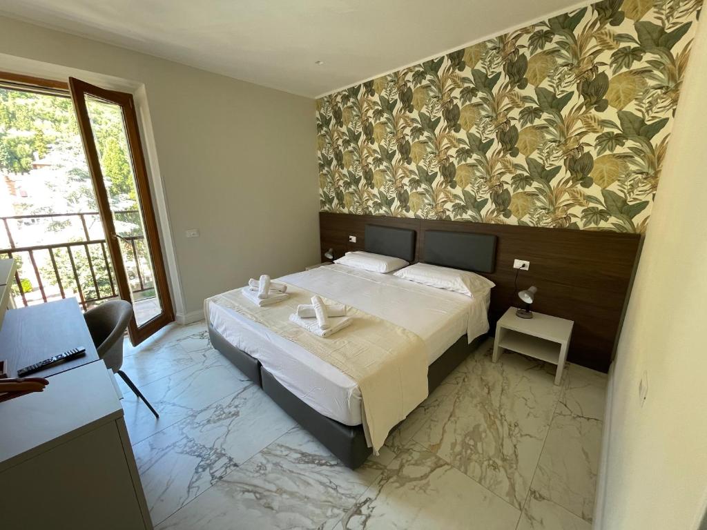 泰拉奇纳Corso 104的一间卧室设有一张大床和一个窗户。