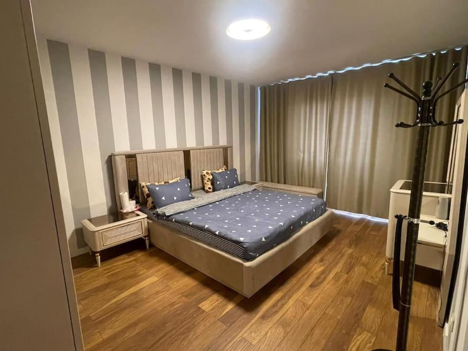 普里兹伦Pleasant apartment with panoramic view的一间卧室配有一张带蓝色床单和木地板的床。