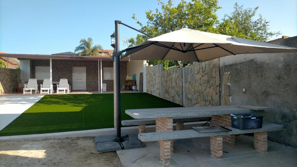 维戈Casa Alcabre (Samil)的后院带雨伞的野餐桌