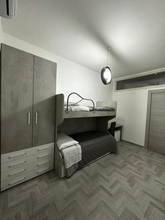 AcerraAlloggio Pulcinella 2 Affittacamere的一间卧室配有一张床和一个梳妆台
