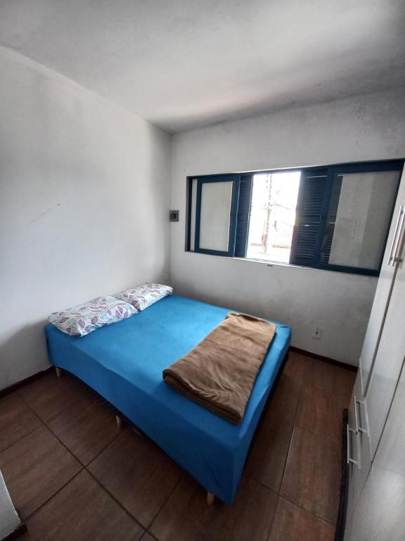约恩维利Recanto Boa Vista的一间卧室设有蓝色的床和窗户。