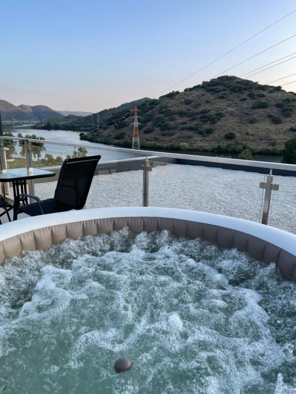 托里迪蒙科尔武Douro Visit House的河景庭院内的热水浴池