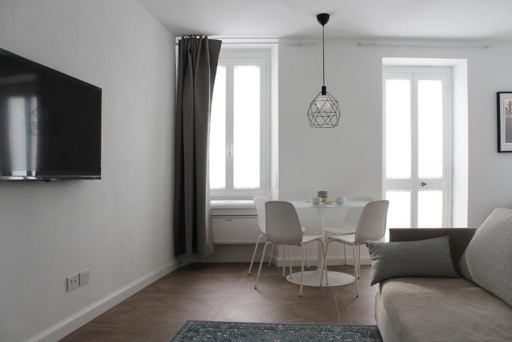 布雷西亚Appartamento Tiffany的白色的客厅配有桌椅