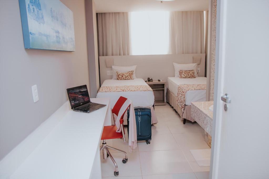 里约热内卢Rede Andrade Lapa的酒店客房带两张床和行李箱