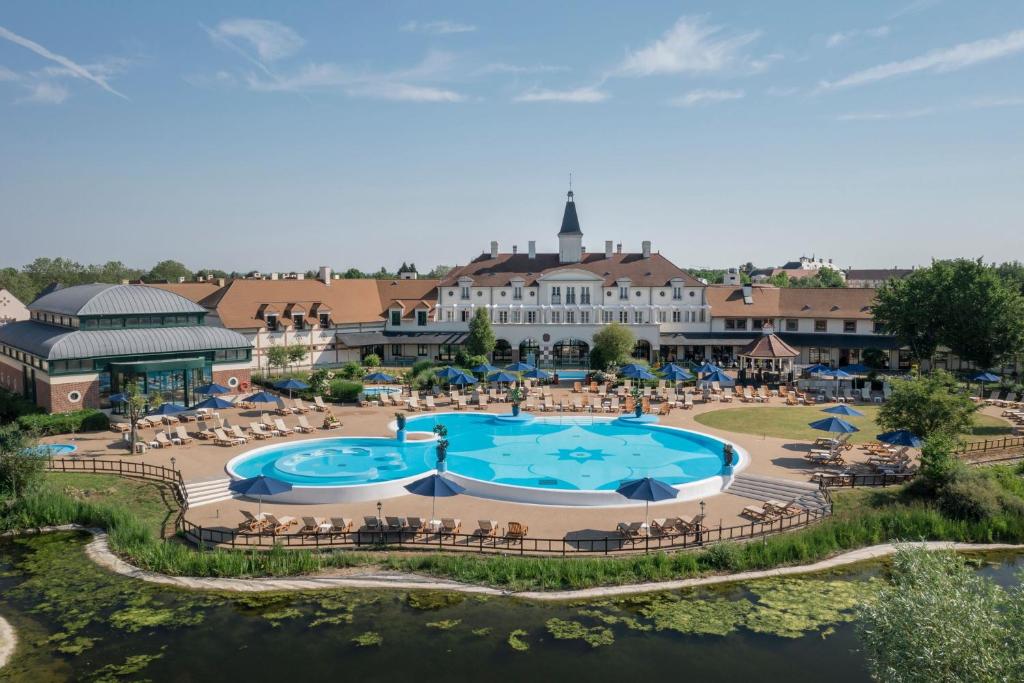 贝利罗曼维利而万豪度假巴黎省酒店的享有度假村游泳池的空中景致