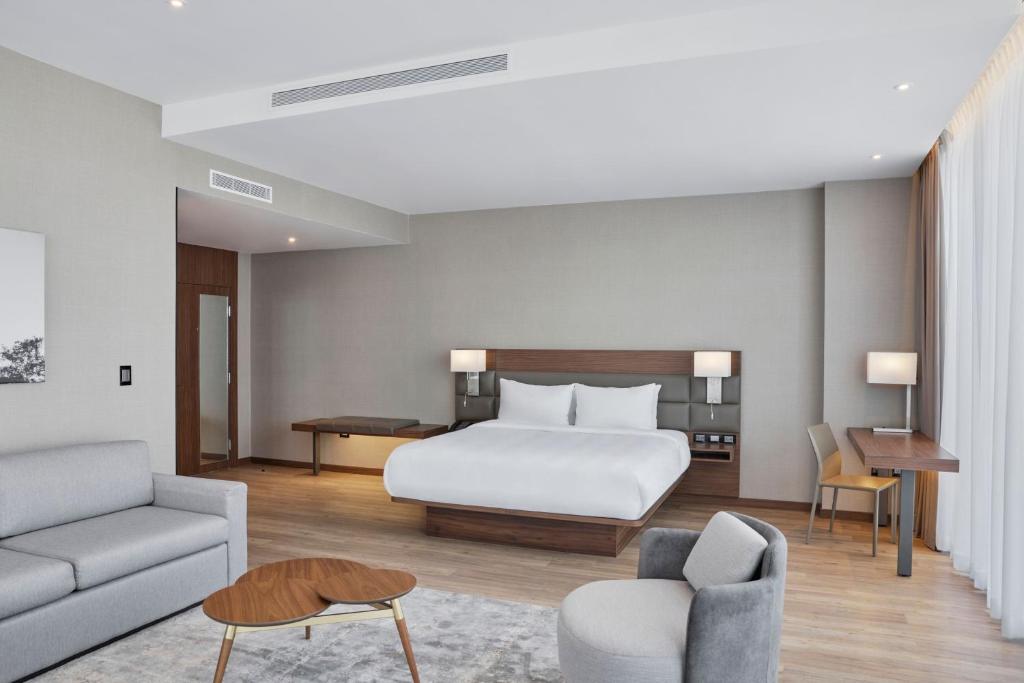 萨尔蒂约AC Hotel by Marriott Saltillo的酒店客房,配有床和沙发
