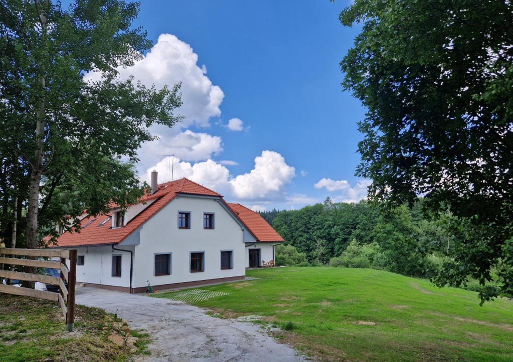 Horní RadouňUbytování U Bohouše的田野上红色屋顶的白色房子