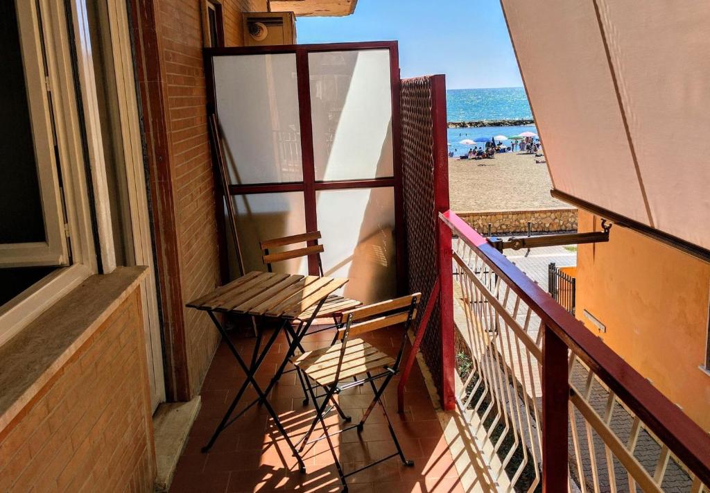 拉迪斯波利Casetta Seaside的一个带椅子的阳台,享有海滩美景