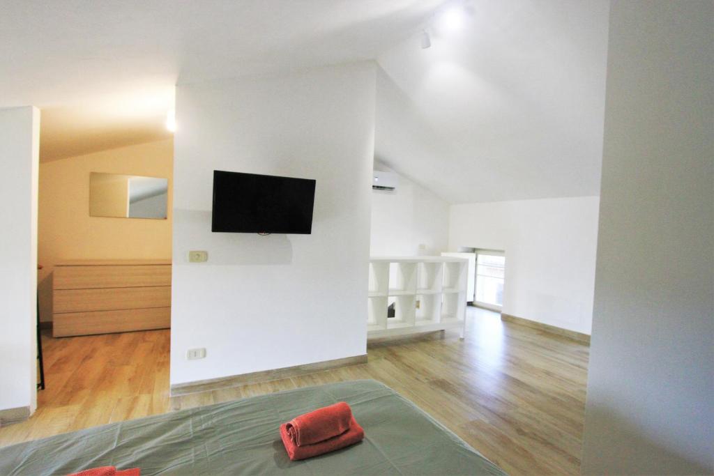 卡利亚诺In Monferrato da Valentina的客厅设有壁挂式平面电视。