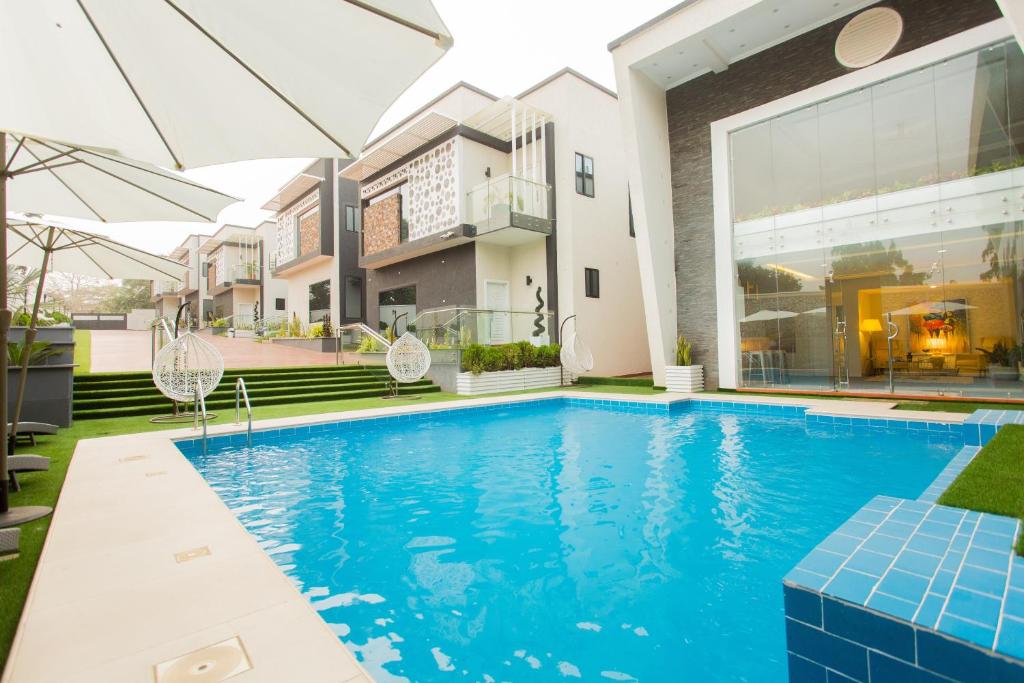 库马西Kumasi Luxury Apartments @ The Fairview的房屋前的游泳池