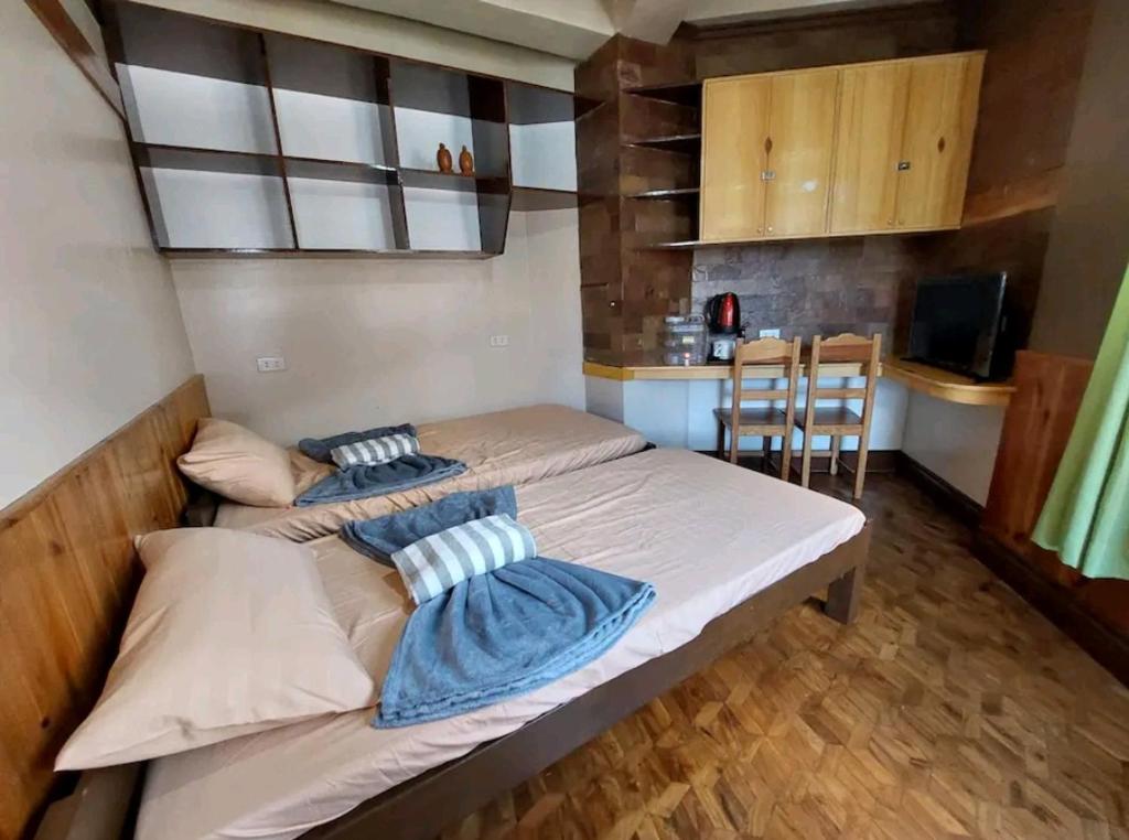 碧瑶Simple Room in a Transient House的一间卧室配有一张大床和两个枕头