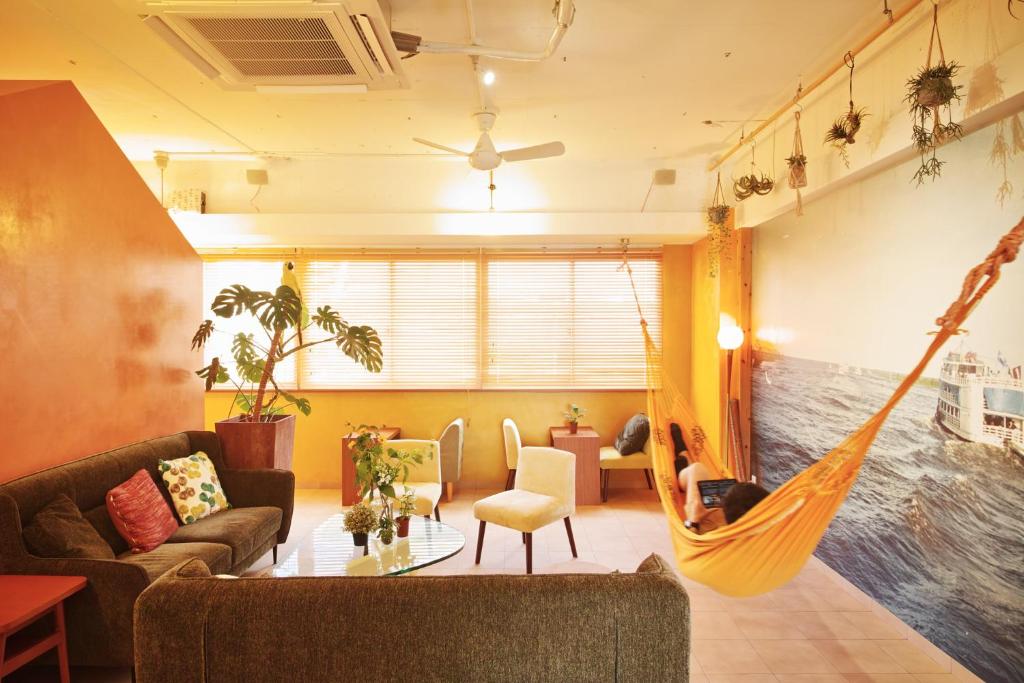 长崎卡萨野田青年旅馆的一间客厅,客厅内配有吊床