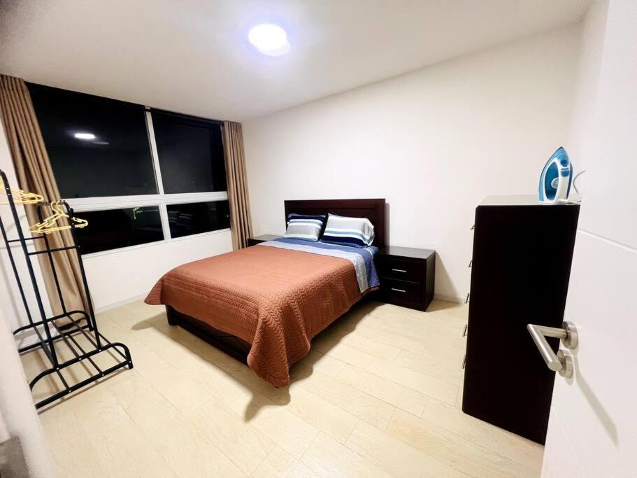 圣克鲁斯Departamento 2do y 3er anillo的一间卧室设有一张床和一个窗口