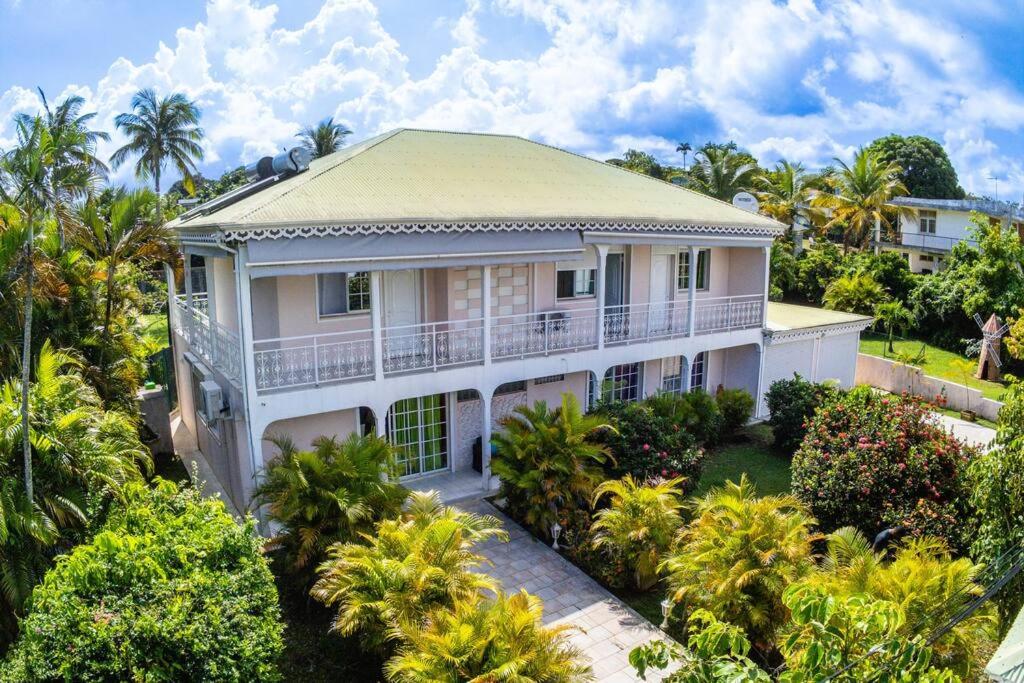 拜马欧La Villa Mussanda avec piscine的棕榈树房屋的空中景致